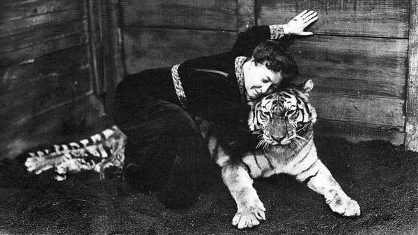 Фотография Алис Ги-Блаше с тигром