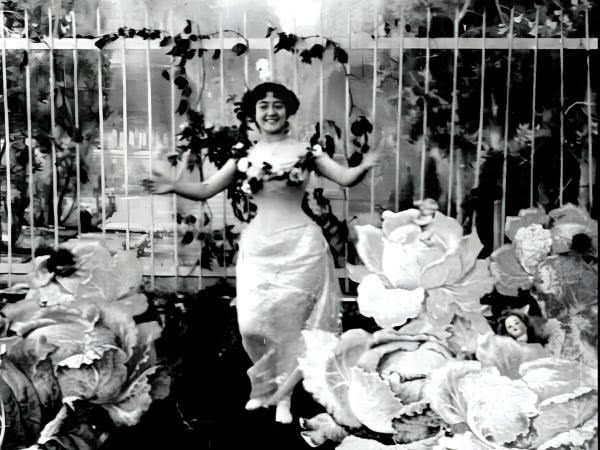 Кадр из фильма "Капустная фея" (1900)