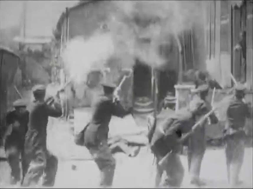 Кадр из фильма "Неожиданное нападение на дом на рассвете"