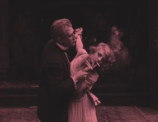 Кадр из фильма "Сигарета"