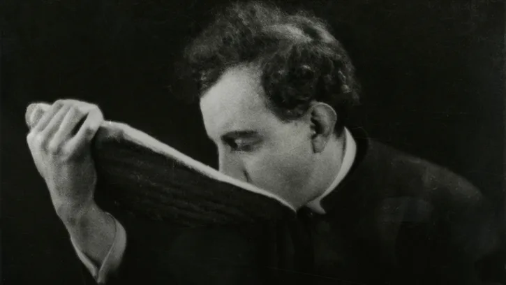 Кадр из фильма "Раковина и священник"