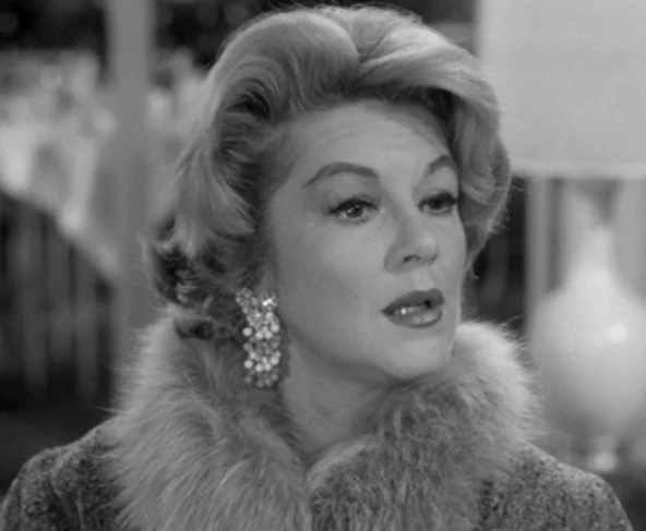 Кадр из эпизода “A Crime for Mothers”