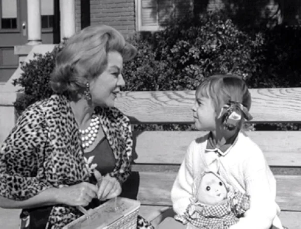 Кадр из эпизода “A Crime for Mothers”