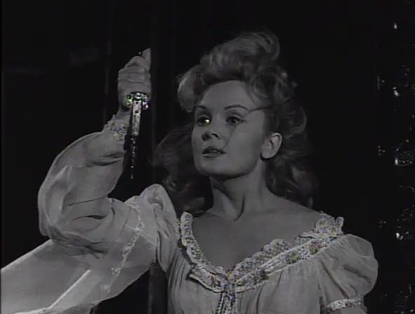 Кадр из эпизода “The Closed Cabinet”