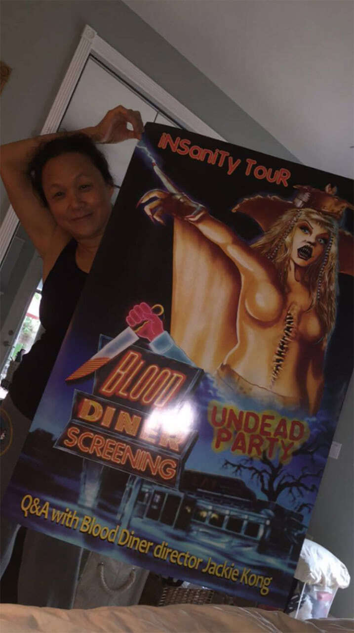 Джеки Конг с постером "Кровавой закусочной"