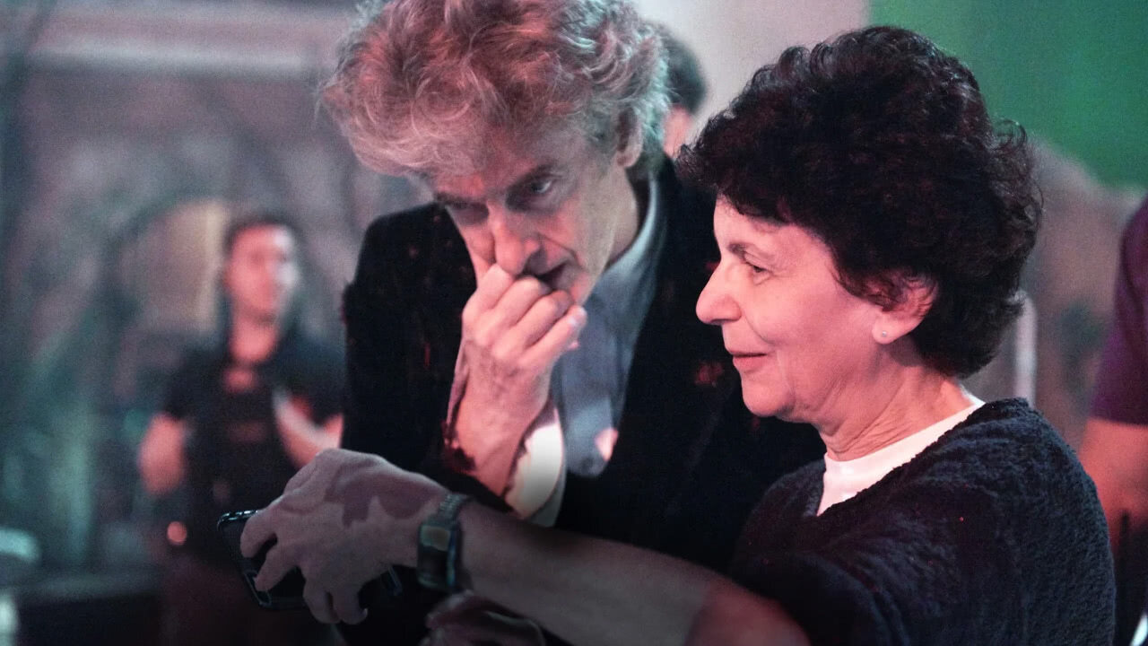 Талалэй показывает Капальди что-то в телефоне