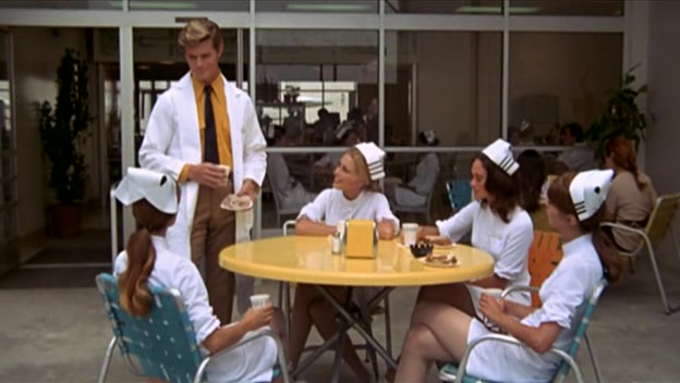 Кадр из фильма "Студентки-сестрички" (1970)