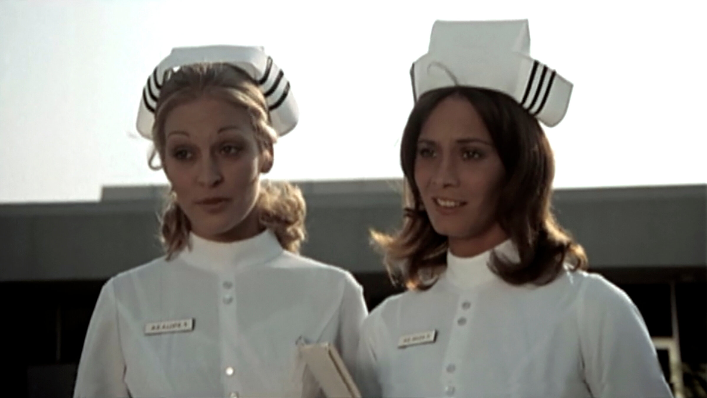 кадр из фильма Студентки-сестрички