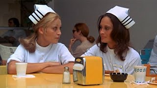 кадр из фильма Студентки-сестрички