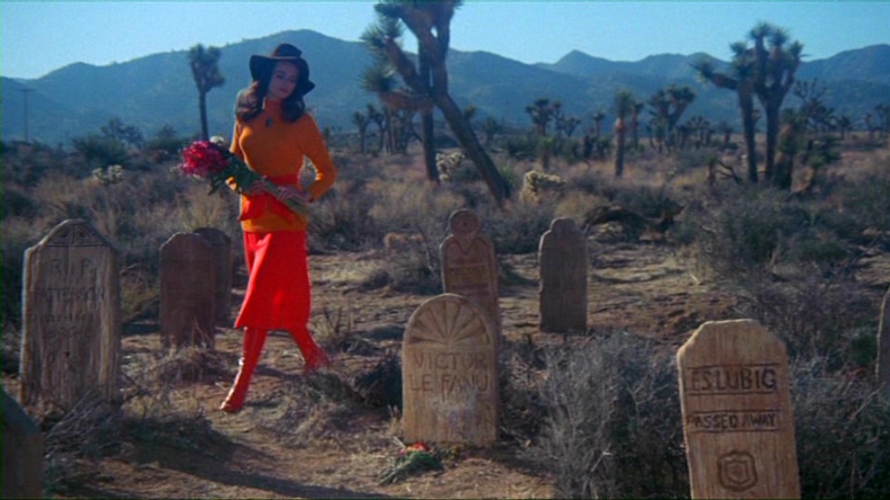 кадр из фильма Бархатная Вампирша