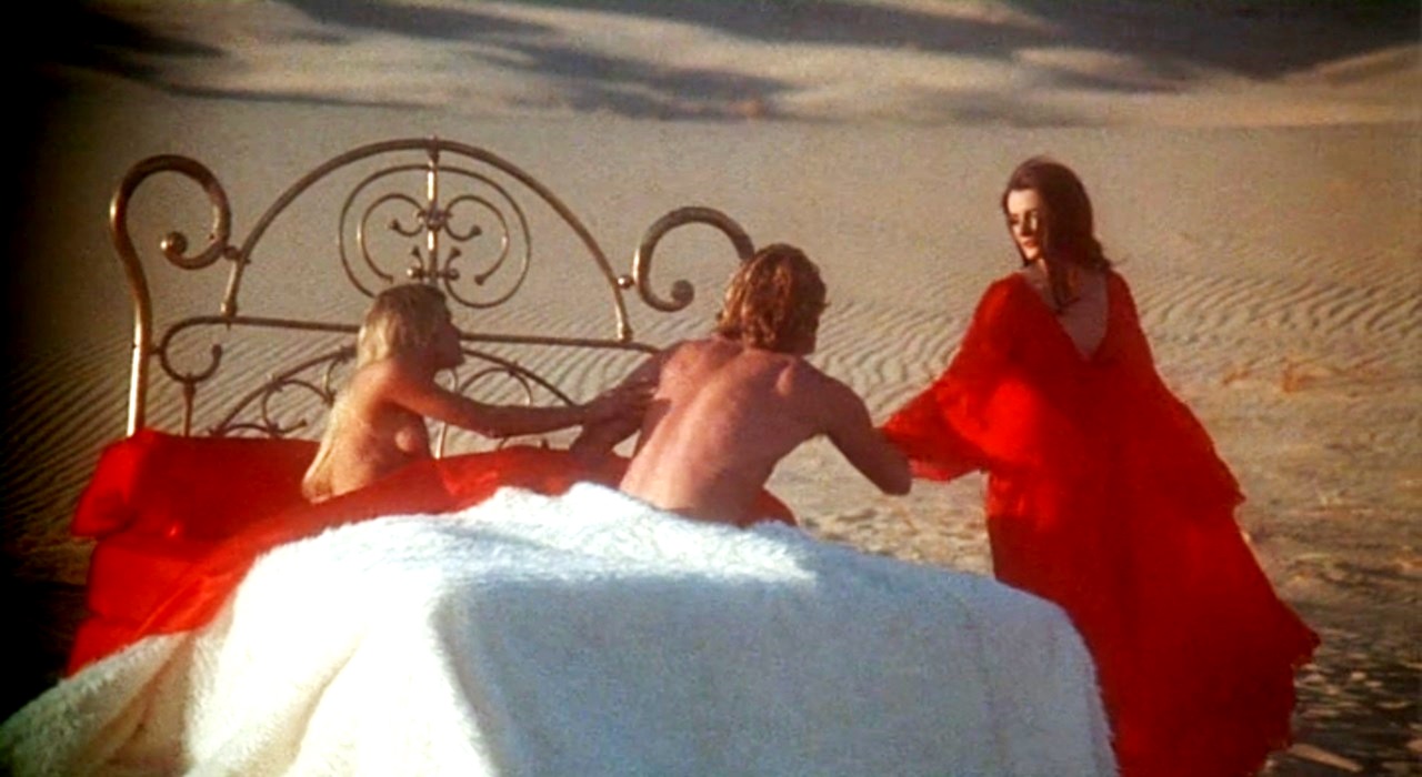 кадр из фильма Бархатная Вампирша